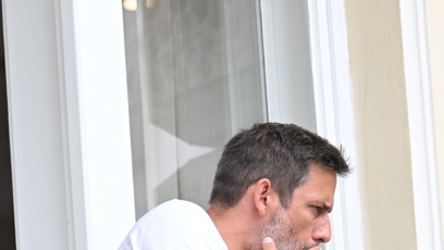 FOTO: Janek Bartoška už si na hotelovém balkoně ve Varech užíval první cigaretu.