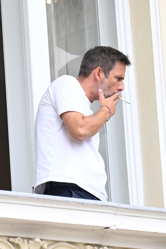 FOTO: Janek Bartoška už si na hotelovém balkoně ve Varech užíval první cigaretu. – stránka 117