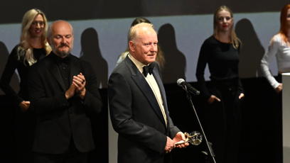 FOTO: Stellan Skarsgård ve Varech převzal křišťálový glóbus. Hvězdě Pirátů z Karibiku tleskal zaplněný sál