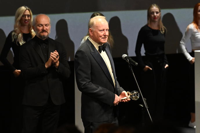 FOTO: Stellan Skarsgård ve Varech převzal křišťálový glóbus. Hvězdě Pirátů z Karibiku tleskal zaplněný sál – stránka 15