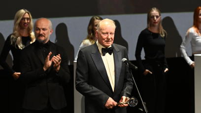 FOTO: Stellan Skarsgård ve Varech převzal křišťálový glóbus. Hvězdě Pirátů z Karibiku tleskal zaplněný sál