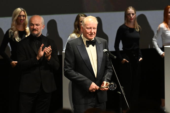 FOTO: Stellan Skarsgård ve Varech převzal křišťálový glóbus. Hvězdě Pirátů z Karibiku tleskal zaplněný sál – stránka 14