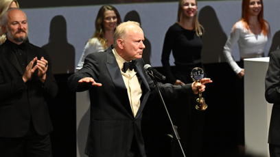 FOTO: Stellan Skarsgård ve Varech převzal křišťálový glóbus. Hvězdě Pirátů z Karibiku tleskal zaplněný sál