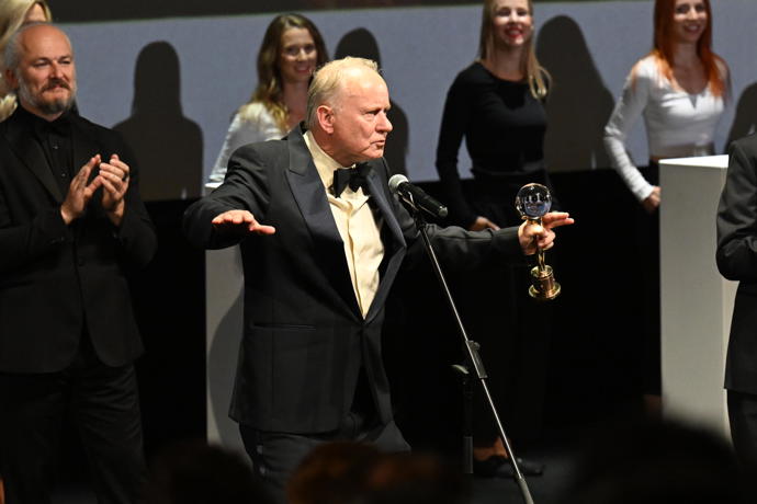 FOTO: Stellan Skarsgård ve Varech převzal křišťálový glóbus. Hvězdě Pirátů z Karibiku tleskal zaplněný sál – stránka 13
