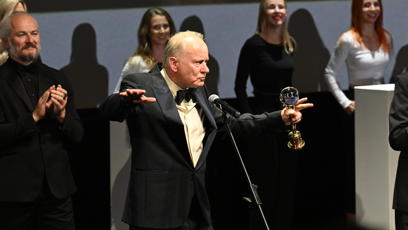 FOTO: Stellan Skarsgård ve Varech převzal křišťálový glóbus. Hvězdě Pirátů z Karibiku tleskal zaplněný sál