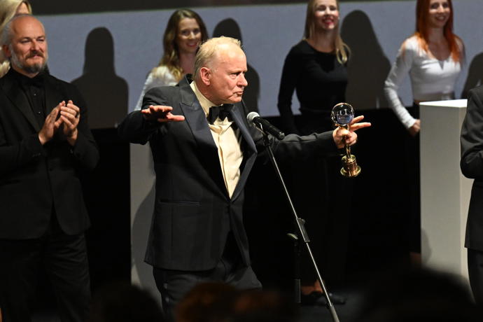 FOTO: Stellan Skarsgård ve Varech převzal křišťálový glóbus. Hvězdě Pirátů z Karibiku tleskal zaplněný sál – stránka 12