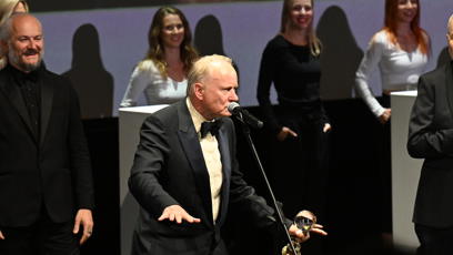 FOTO: Stellan Skarsgård ve Varech převzal křišťálový glóbus. Hvězdě Pirátů z Karibiku tleskal zaplněný sál