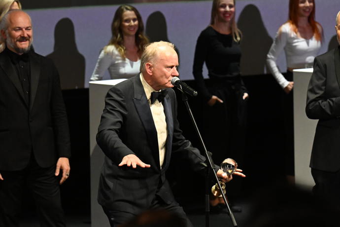 FOTO: Stellan Skarsgård ve Varech převzal křišťálový glóbus. Hvězdě Pirátů z Karibiku tleskal zaplněný sál – stránka 11