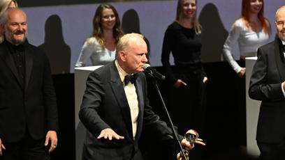 FOTO: Stellan Skarsgård ve Varech převzal křišťálový glóbus. Hvězdě Pirátů z Karibiku tleskal zaplněný sál