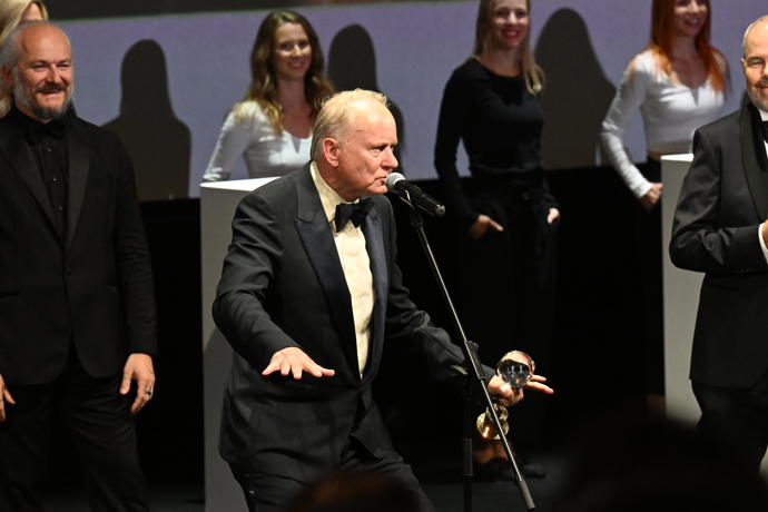 FOTO: Stellan Skarsgård ve Varech převzal křišťálový glóbus. Hvězdě Pirátů z Karibiku tleskal zaplněný sál – stránka 10