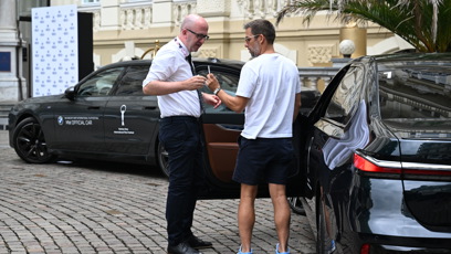 FOTO: Janek Bartoška dal svou cigaretu řidiči, aby mohl nastoupit do auta.