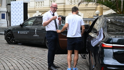 FOTO: Janek Bartoška dal svou cigaretu řidiči, aby mohl nastoupit do auta.