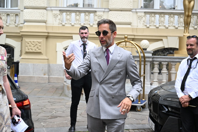 FOTO: Janek Bartoška vypadal jako stylový mafián. – stránka 99