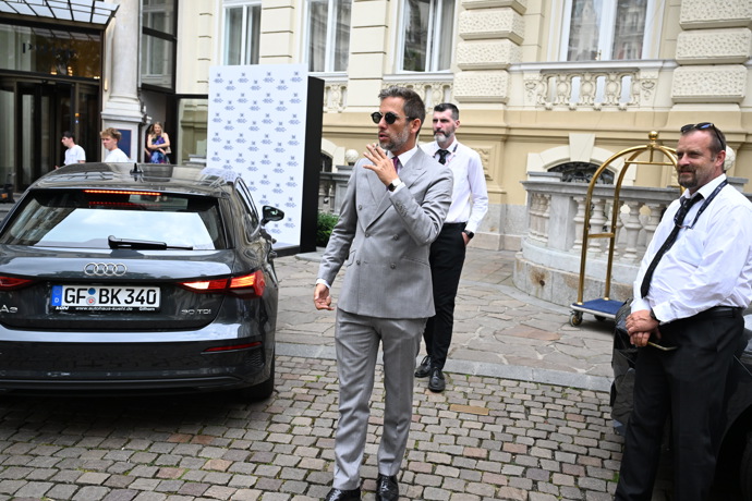 FOTO: Janek Bartoška je elegán. – stránka 98