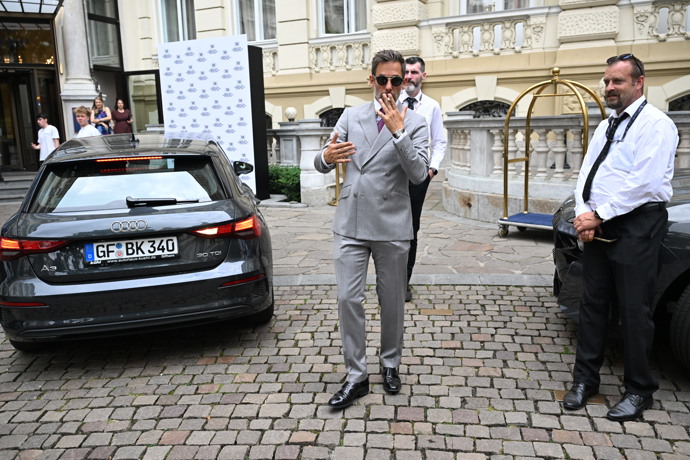 FOTO: Janek Bartoška je elegán. – stránka 107