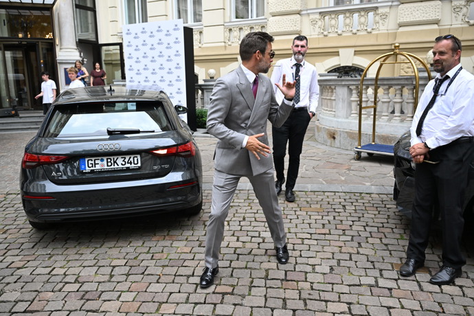 FOTO: Janek Bartoška je showman. – stránka 106