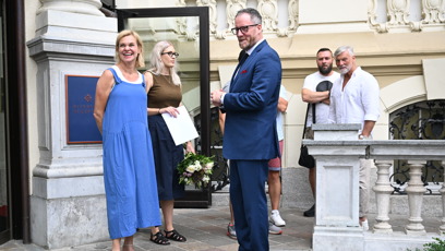 FOTO: Příprava na příjezd Vicky Krieps.