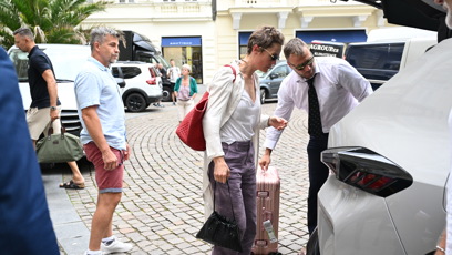 FOTO: Vicky s věcmi pomáhal hotelový personál.
