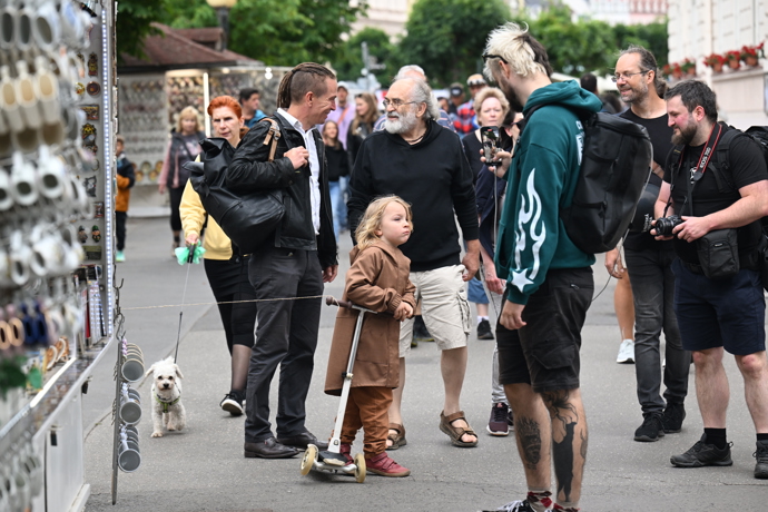 FOTO: Ivan Bartoš byl oblečený pohodlně a civilně. – stránka 8