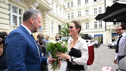 FOTO: Dostala květiny na uvítanou.