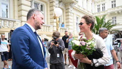 FOTO: Přijela v elegantním, ale ležérním outfitu.