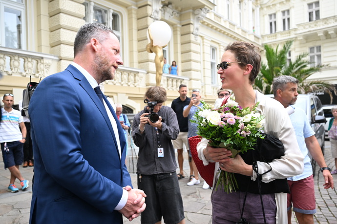 FOTO: Přijela v elegantním, ale ležérním outfitu. – stránka 73