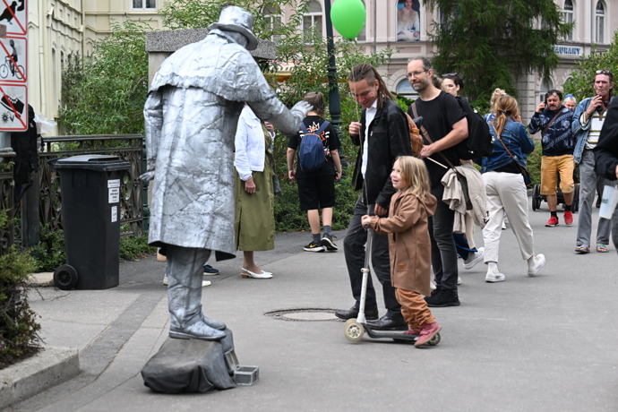 FOTO: Koloběžka byla evidentně oblíbeným dopravním prostředkem malého Bartoše. – stránka 4