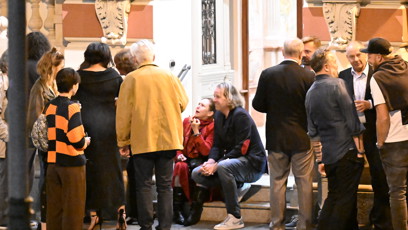 FOTO: Venku na schodech seděla i herečka Zuzana Stivínová.