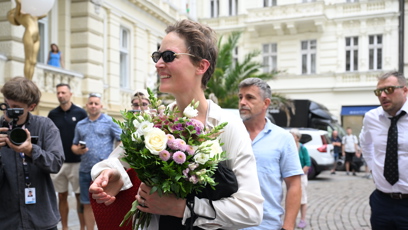 FOTO: Květina a davy jí vykouzlily úsměv na tváři.