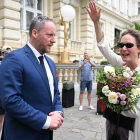 Mávala fotografům a pozdravila fanoušky.