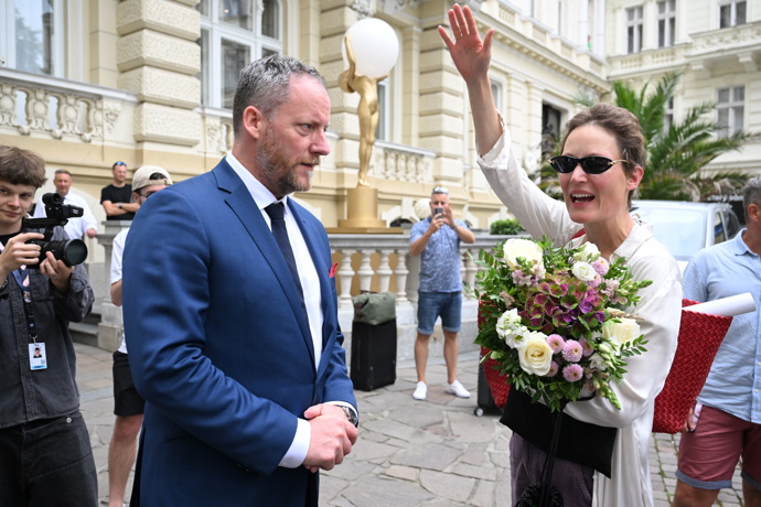 FOTO: Dokonce mávala fotografům a pozdravila fanoušky. – stránka 69