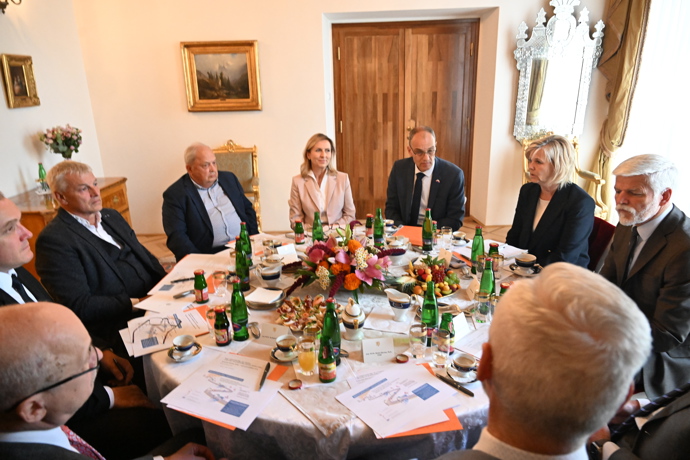 FOTO: Eva Pavlová a Petr Pavel se zúčastnili jednání o problematice rakoviny slinivky. – stránka 33