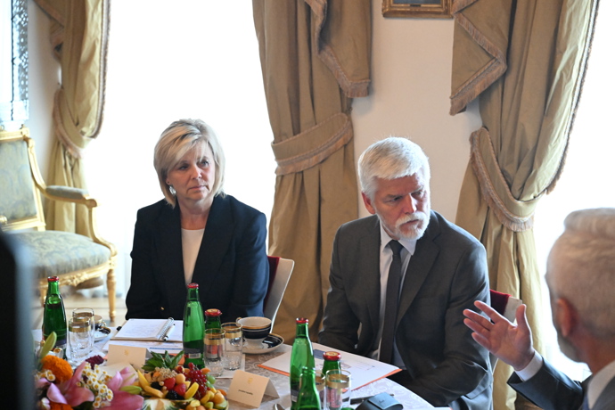 FOTO: Eva Pavlová a Petr Pavel. – stránka 31