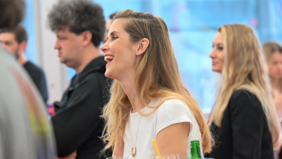 FOTO: Jana Bernášková na tiskovce k novému filmu Neporazitelní těžko zadržovala smích.