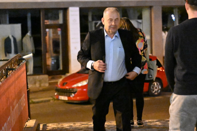 FOTO: Ve Varech je plno večírků. – stránka 214