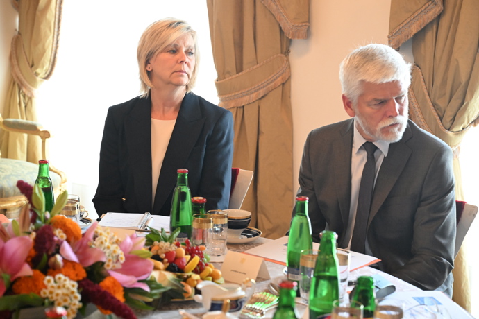 FOTO: Eva Pavlová a Petr Pavel se zúčastnili jednání o problematice rakoviny slinivky. – stránka 28