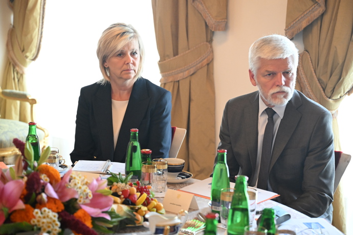FOTO: Prezident Petr Pavel s první dámou Evou Pavlovou. – stránka 27