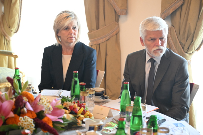 FOTO: Eva Pavlová a Petr Pavel se zúčastnili jednání o problematice rakoviny slinivky. – stránka 25