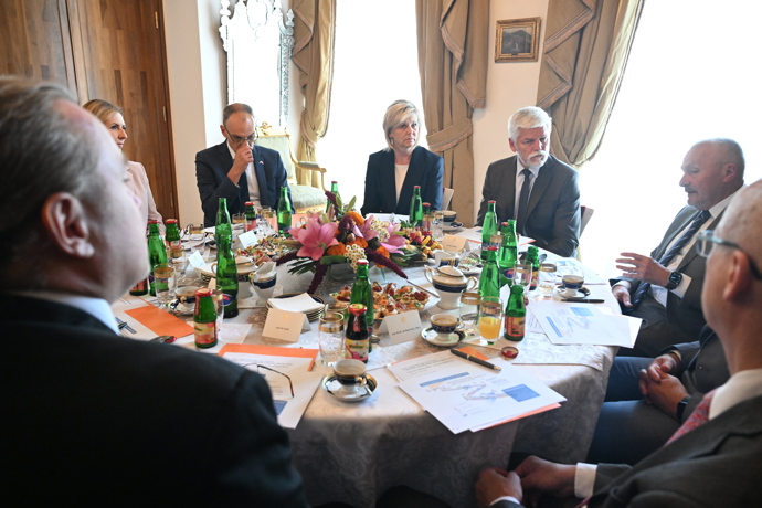 FOTO: Eva Pavlová a Petr Pavel se zúčastnili jednání o problematice rakoviny slinivky. – stránka 24