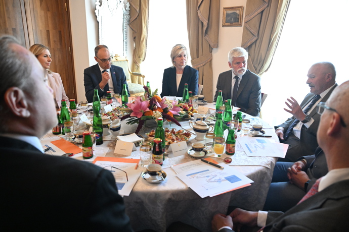 FOTO: Eva Pavlová a Petr Pavel se zúčastnili jednání o problematice rakoviny slinivky. – stránka 25
