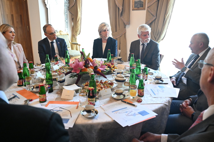 FOTO: Eva Pavlová a Petr Pavel se zúčastnili jednání o problematice rakoviny slinivky. – stránka 23