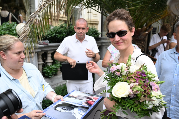 FOTO: Vicky se usmála na fotografa eXtra.cz. – stránka 65