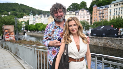 FOTO: Dana Morávková i její manžel mají festivalový styl v malíku.