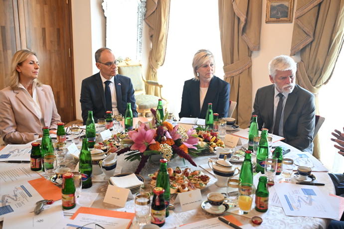 FOTO: Eva Pavlová a Petr Pavel se zúčastnili jednání o problematice rakoviny slinivky. – stránka 22