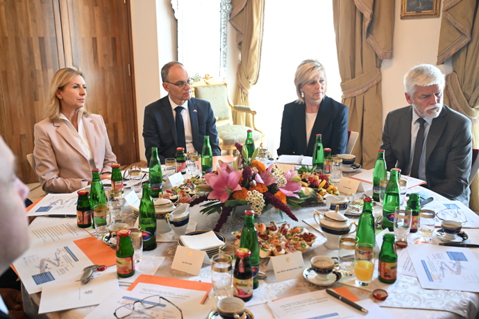 FOTO: Eva Pavlová a Petr Pavel se zúčastnili jednání o problematice rakoviny slinivky. – stránka 21