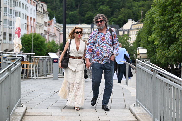 FOTO: Dana Morávková na procházce se svým sympatickým manželem. – stránka 8