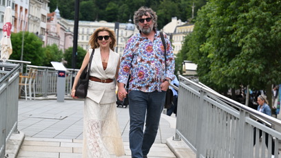 FOTO: Dana Morávková se se svým manželem drží za ruku.