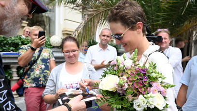 FOTO: V davu fanoušků byla okamžitě středem pozornosti.