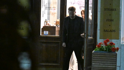 FOTO: Jakub při odchodu z restaurace.