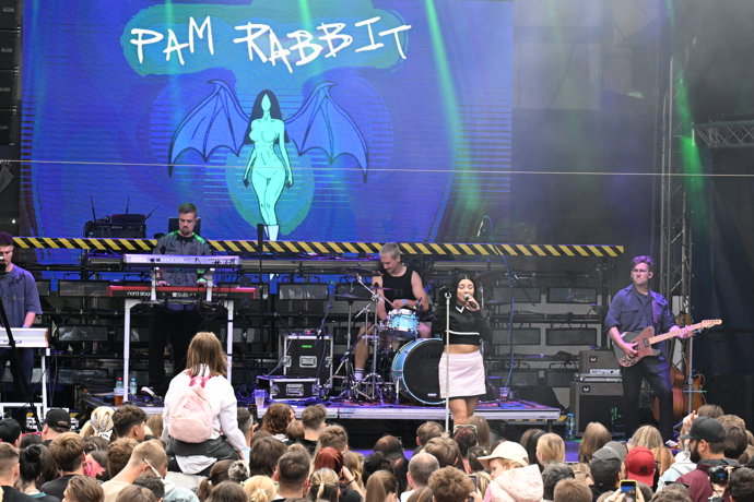 FOTO: Pam Rabbit rozproudila fanoušky. – stránka 20